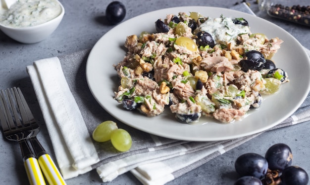 Thunfisch-, Grün- und Schwarzweinsalat mit Naturjoghurtdressing.