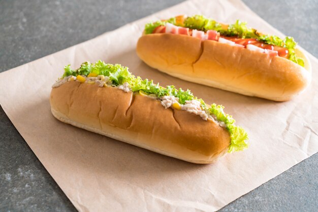 Thunfisch Mais Salat Hotdog und Speck Wurst Hotdog