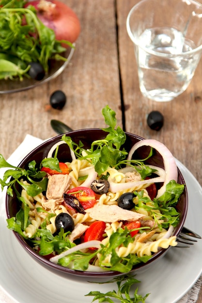 Thunfisch mit Fusilli und Olivensalat