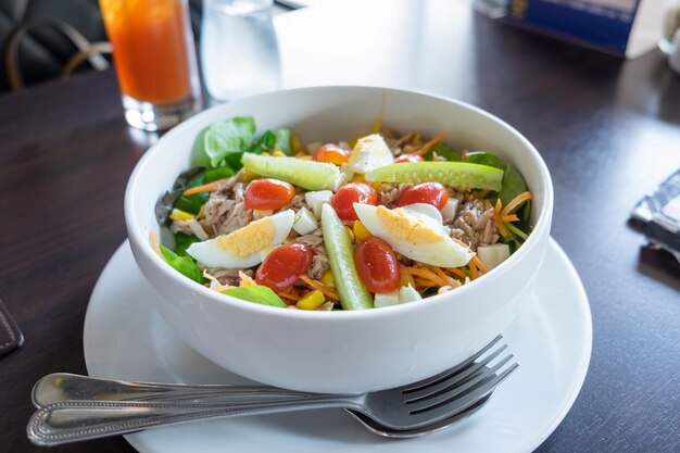 Thunfisch mit Gemüsesalat in der Schüssel