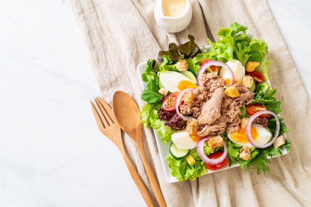 Thunfisch mit Gemüsesalat und Eiern