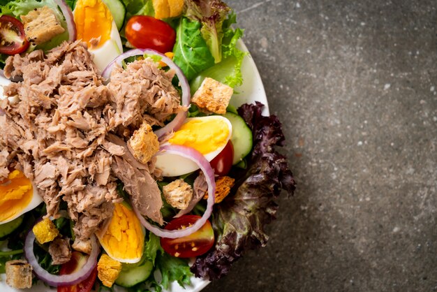 Thunfisch mit Gemüsesalat und Eiern