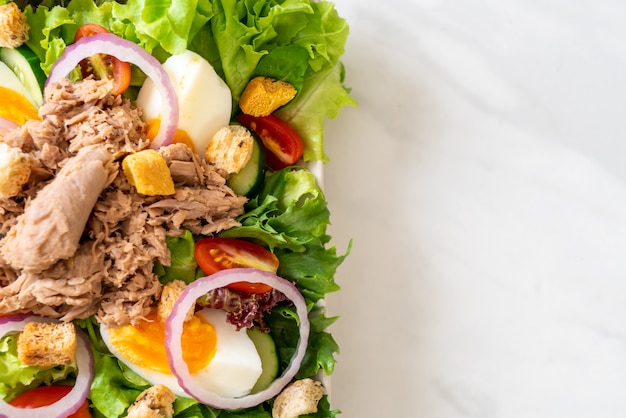 Thunfisch mit Gemüsesalat und Eiern