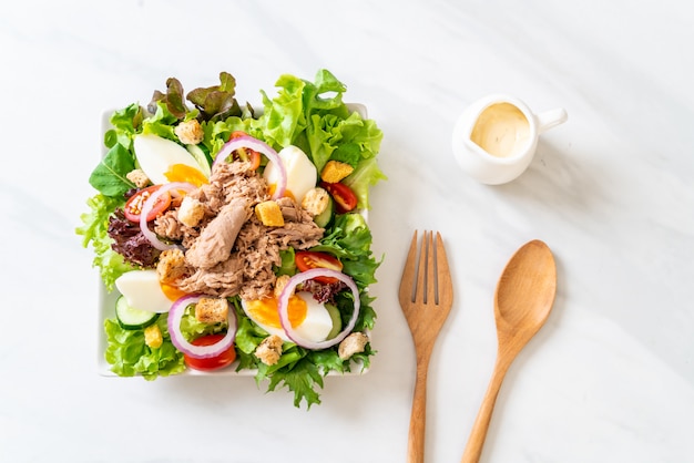 Thunfisch mit Gemüsesalat und Eiern