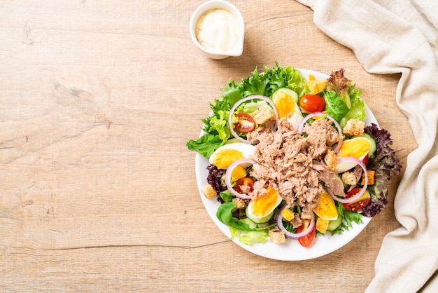 Thunfisch mit Gemüsesalat und Eiern