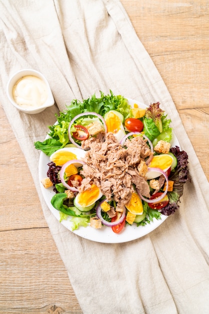 Thunfisch mit Gemüsesalat und Eiern