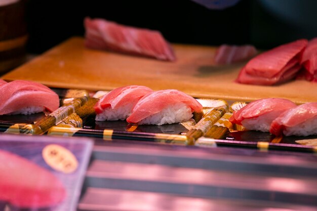 Thunfisch-Nigiri an einem Lebensmittelstand auf dem Tsukiji-Außemarkt in Tokio, Japan