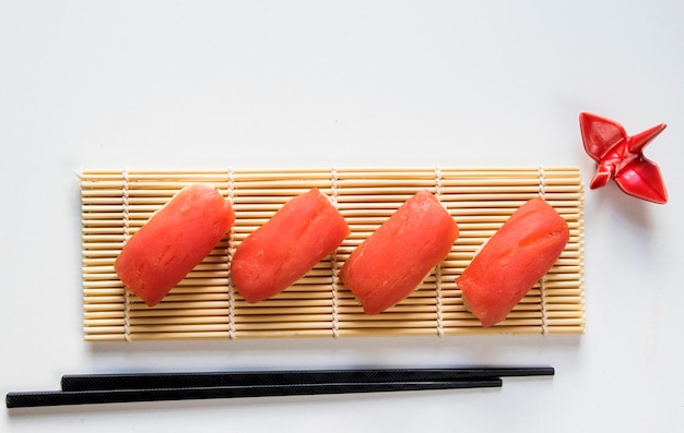 Thunfisch-Nigiri-Set auf weißem Hintergrund, Sushi-Set