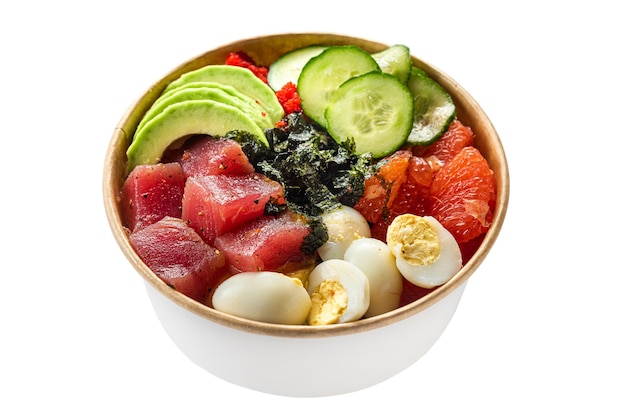 Thunfisch-Poke-Bowl-Salat mit Avocado in Papierverpackung zum Mitnehmen oder Essenslieferung isoliert auf weißem Hintergrund