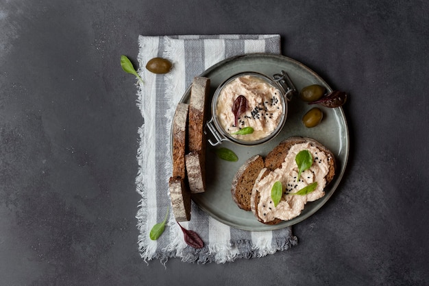 Thunfisch-Rillettes mit Frischkäse und Sardellen und frischem Brot