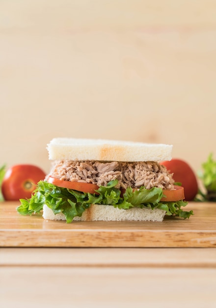 Thunfisch-Sandwich auf Holz