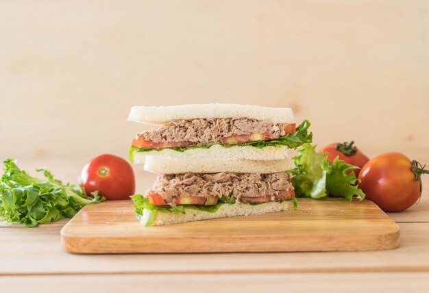 Thunfisch-Sandwich auf Holz