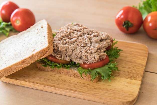 Thunfisch-Sandwich auf Holz