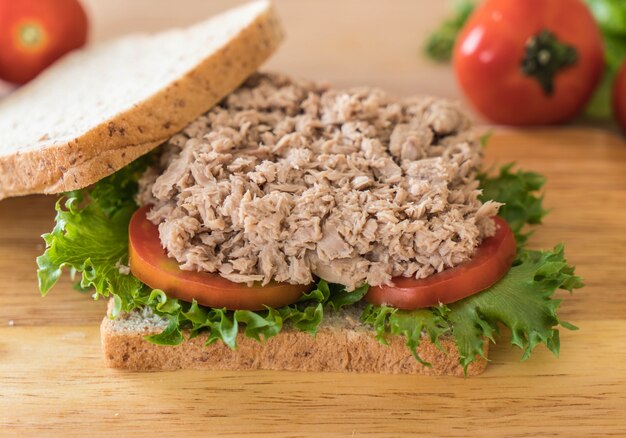 Thunfisch-Sandwich auf Holz