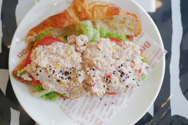 Thunfisch-Sandwich mit Mayonnaise auf einem Teller auf dem Tisch