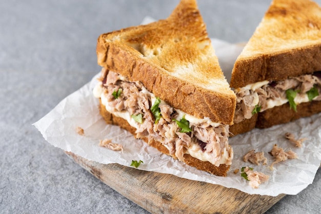 Thunfisch-Sandwich mit Mayonnaise und Gemüse auf grauem Steinhintergrund