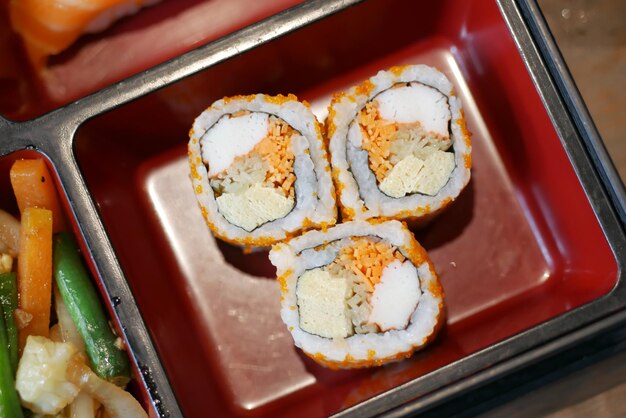 Thunfisch-Sushi auf Teller mit Stäbchen auf dem Tisch