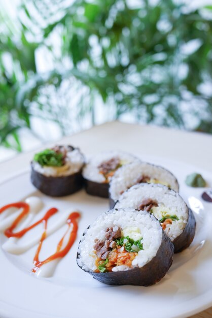 Thunfisch-Sushi auf Teller mit Stäbchen auf dem Tisch