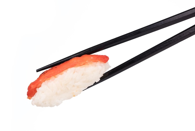 Thunfisch-Sushi-Nigiri in Essstäbchen isoliert auf weißem Hintergrund