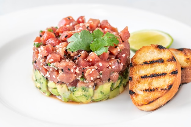 Thunfisch-Tartar mit Avocado und Sesam