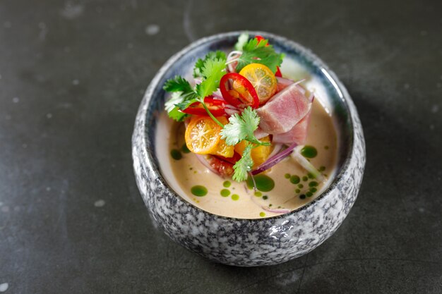 Thunfisch-Tartar mit Tomaten-Zitronen-Zwiebel-Chili und frischen Kräutern im Geschirr