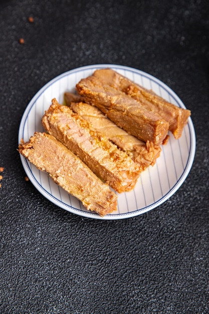 thunfischkonserven in öl meeresfrüchte gesunde mahlzeit essen snack diät auf dem tisch kopierraum essen