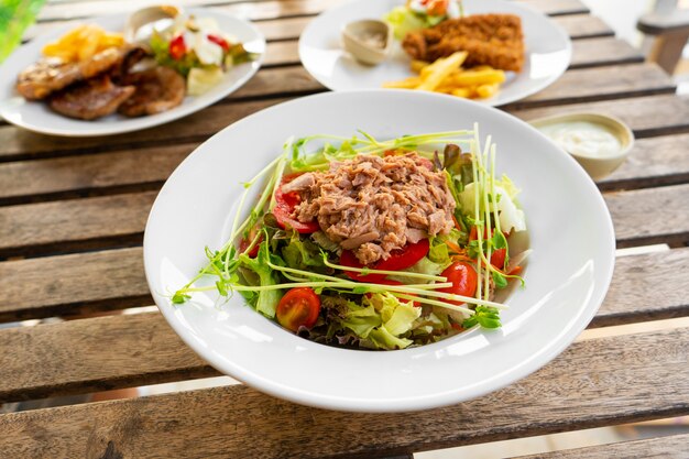 Thunfischsalat in einem Teller auf einem Tisch in einem Sommercafé