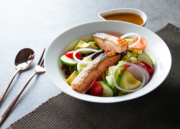 Thunfischsalat mit Avocado, gesunder Salat