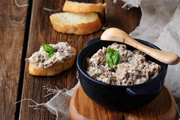 Thunfischsalat mit Eiern in der Schüssel