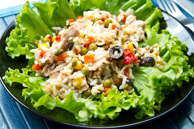 Thunfischsalat mit Reis und Gemüse