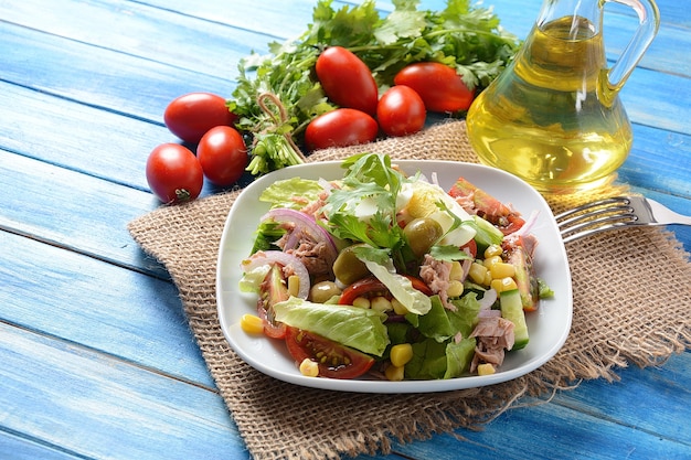 Thunfischsalat mit Salat, Eiern und Tomaten, Gurke, Mais und roten Zwiebeln