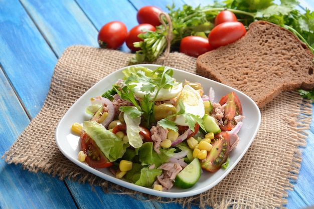 Thunfischsalat mit Salat, Eiern und Tomaten, Gurke, Mais und roten Zwiebeln.