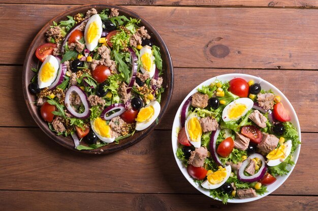 Foto thunfischsalat mit tomaten, oliven, eiern und zwiebeln