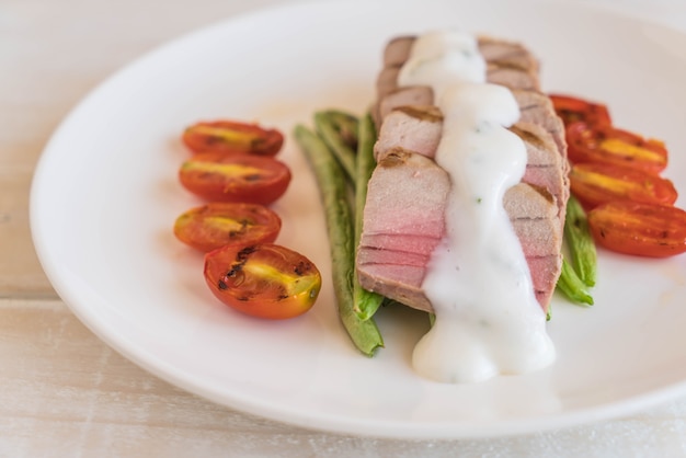 Thunfischsteak mit Salat