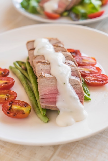 Thunfischsteak mit Salat