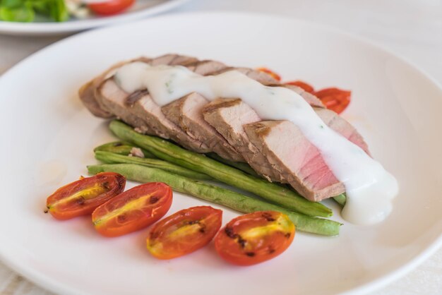 Thunfischsteak mit Salat