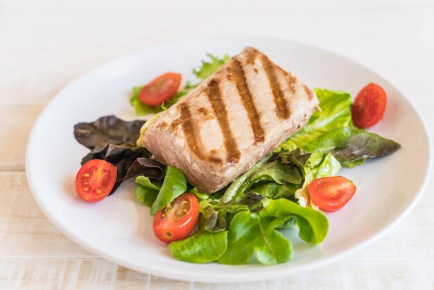 Thunfischsteak mit Salat