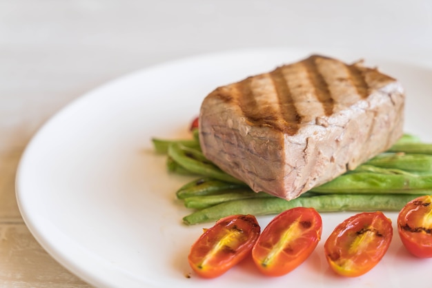 Thunfischsteak mit Salat