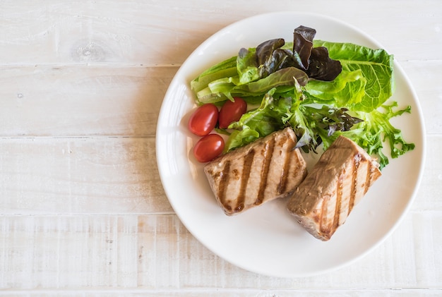 Thunfischsteak mit Salat