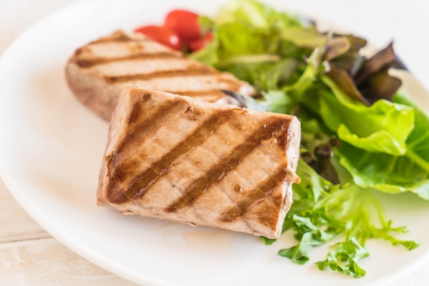 Thunfischsteak mit Salat