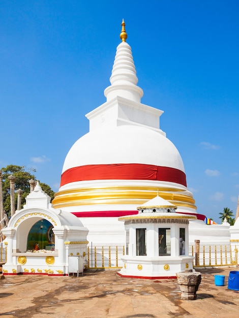 Foto thuparamaya é um dagoba em anuradhapura, sri lanka. é um local sagrado de veneração budista.