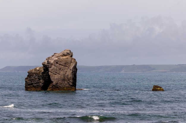 Thurlestone Rock arqueou a formação rochosa natural situada perto das rochas em uma extremidade da praia