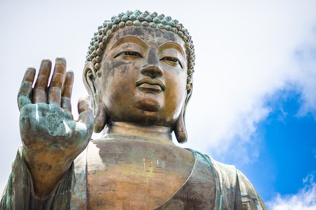 Foto tian tan buddha, big budda, el enorme tian tan buddha en el monasterio de po lin en hong kong