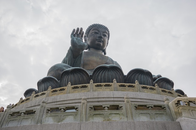 Foto tian tan buddha en ngong ping, isla lantau, hong kong