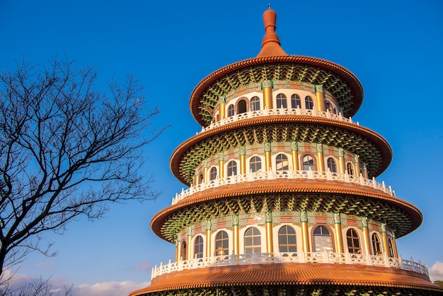 Tianyuan templo com céu azul, o lugar mais famoso para turistas em taiwan