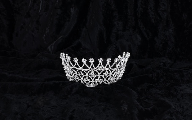 Una tiara de plata con diamantes.