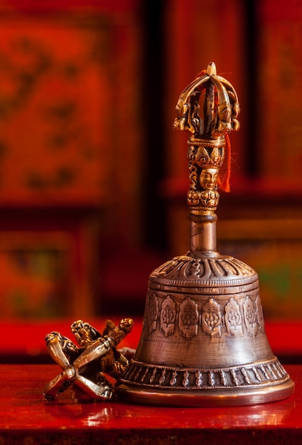 Tibetanisches stillleben von Vajra und Glocke