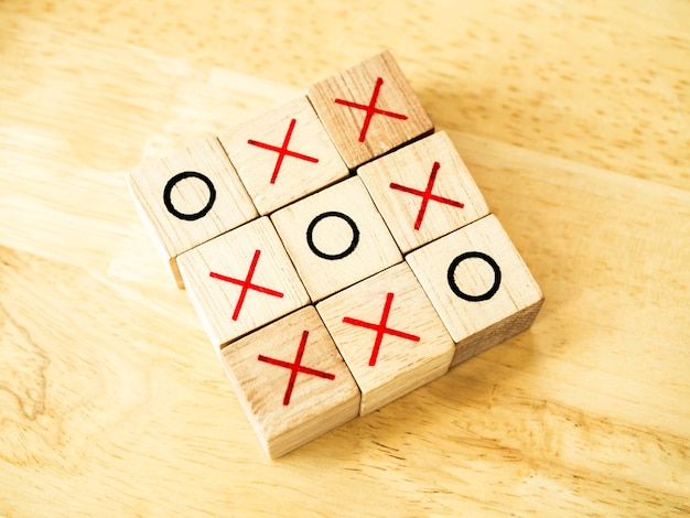 Tic Tac Toe juego de bloques de madera. Vista superior del juego de buey de madera en la mesa de madera. Concepto de planificación de la estrategia de marketing empresarial.