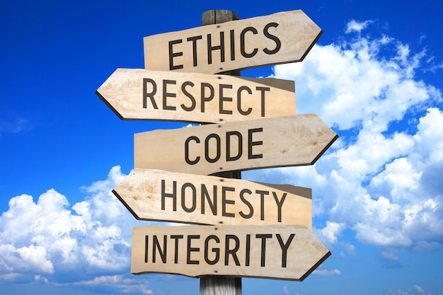 Ética respeito código honestidade integridade poste de madeira com cinco setas