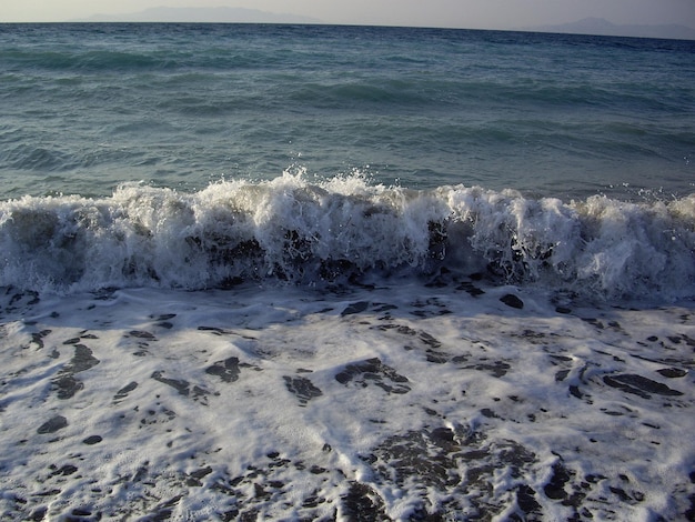 Tide bore en el Mar Egeo en la isla de Rodas en Grecia